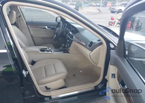 2013 Mercedes-Benz C 300 Luxury 4Matic/Sport 4Matic z USA, uszkodzony, nr VIN WDDGF8AB7DR249298